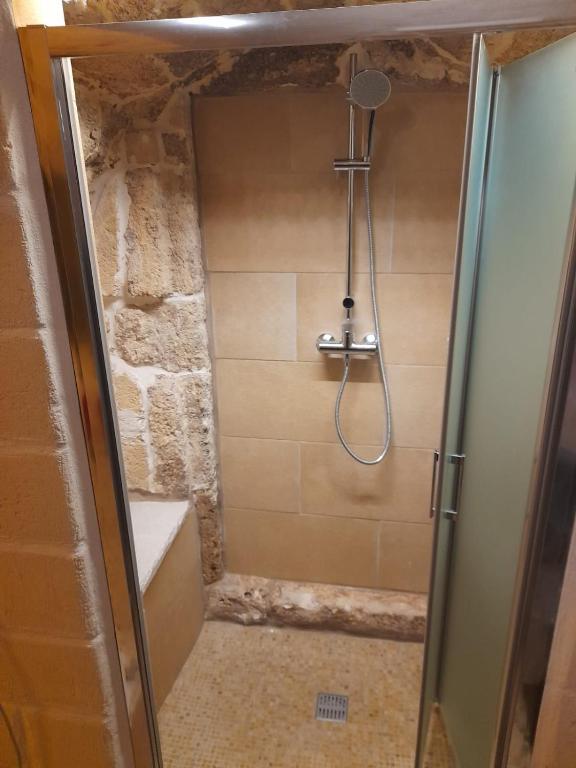Koupelna v ubytování DOMUS CESARE - dimora storica totalmente in pietra nel cuore del centro storico con cabina doccia pietra in camera e zona relax esterna-historic residence entirely made of stone in the heart of the historic center with stone shower cabin in the room