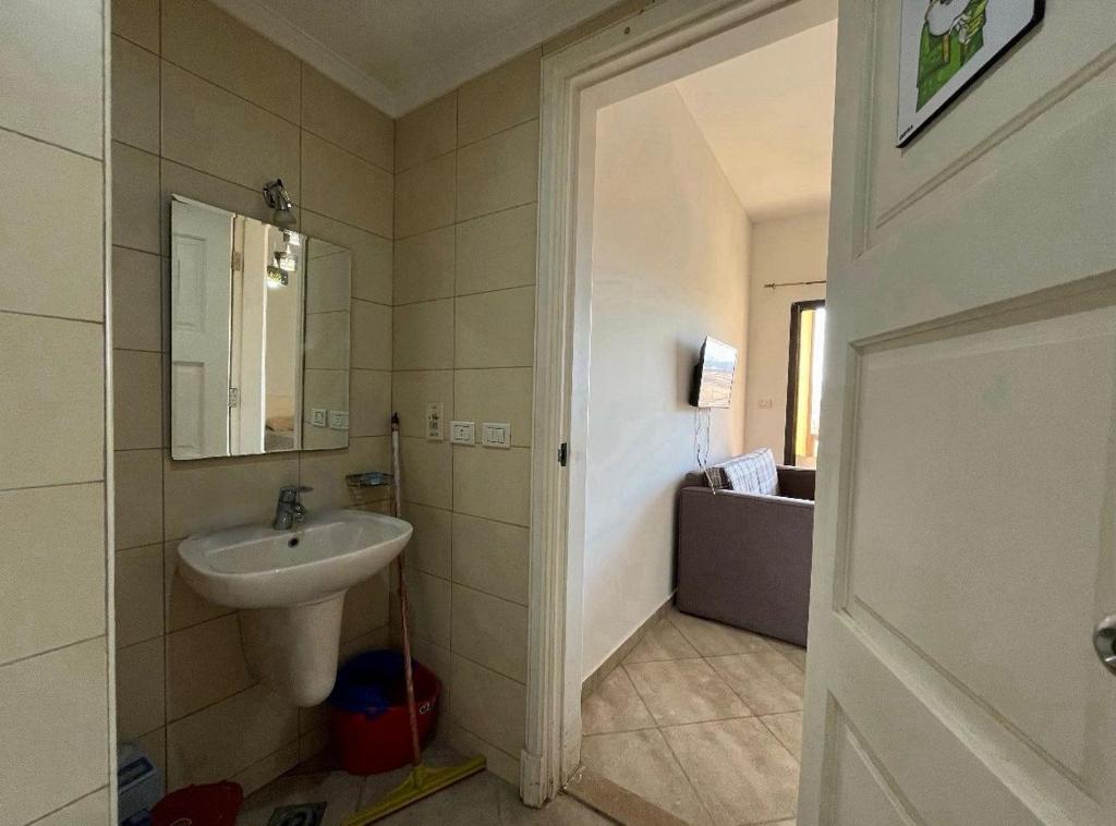 ein Bad mit einem Waschbecken und einem Spiegel in der Unterkunft Luxury studio for rent in Sharm El Sheikh