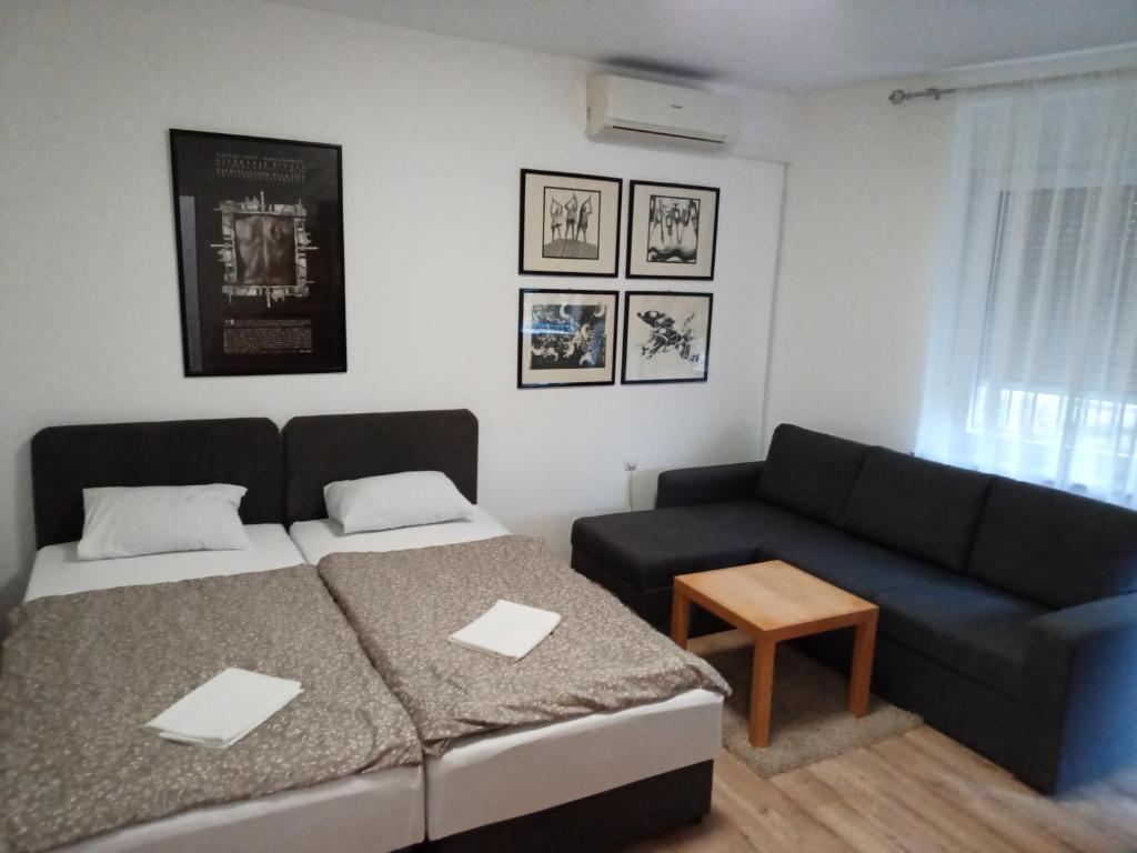 salon z łóżkiem i kanapą w obiekcie Apartman Vanja w mieście Rijeka