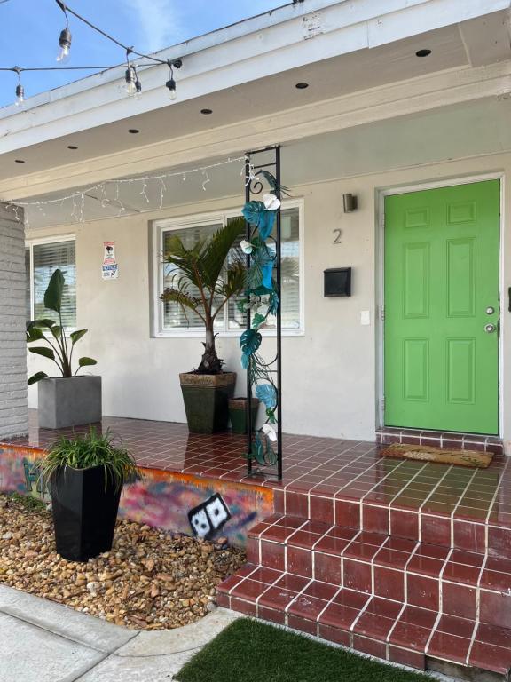 una puerta delantera de una casa con una puerta verde en Stunning Little Havana Suites Close to Calle Ocho, Brickell and Wynwood and 10 mins to the Beaches - Free Parking, en Miami