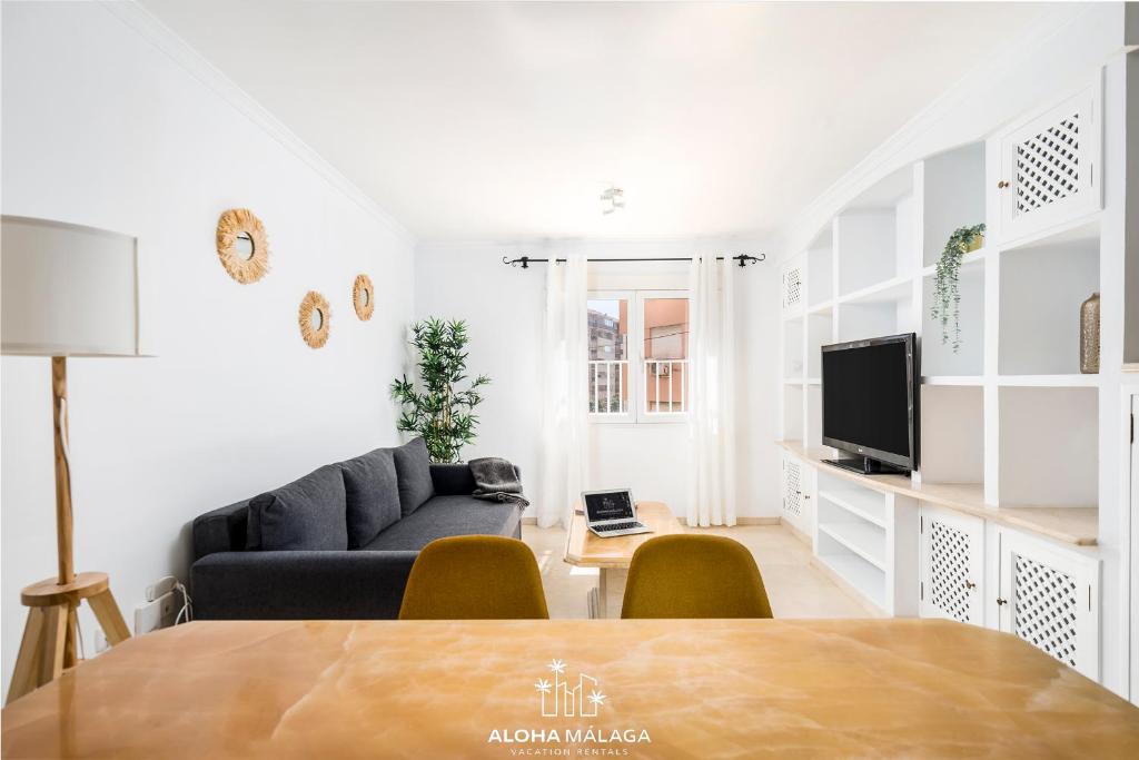 A television and/or entertainment centre at Wonderful Malaga Centro Apartment