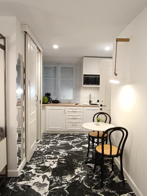 Kuchyň nebo kuchyňský kout v ubytování MUSES LUXURY SUITES