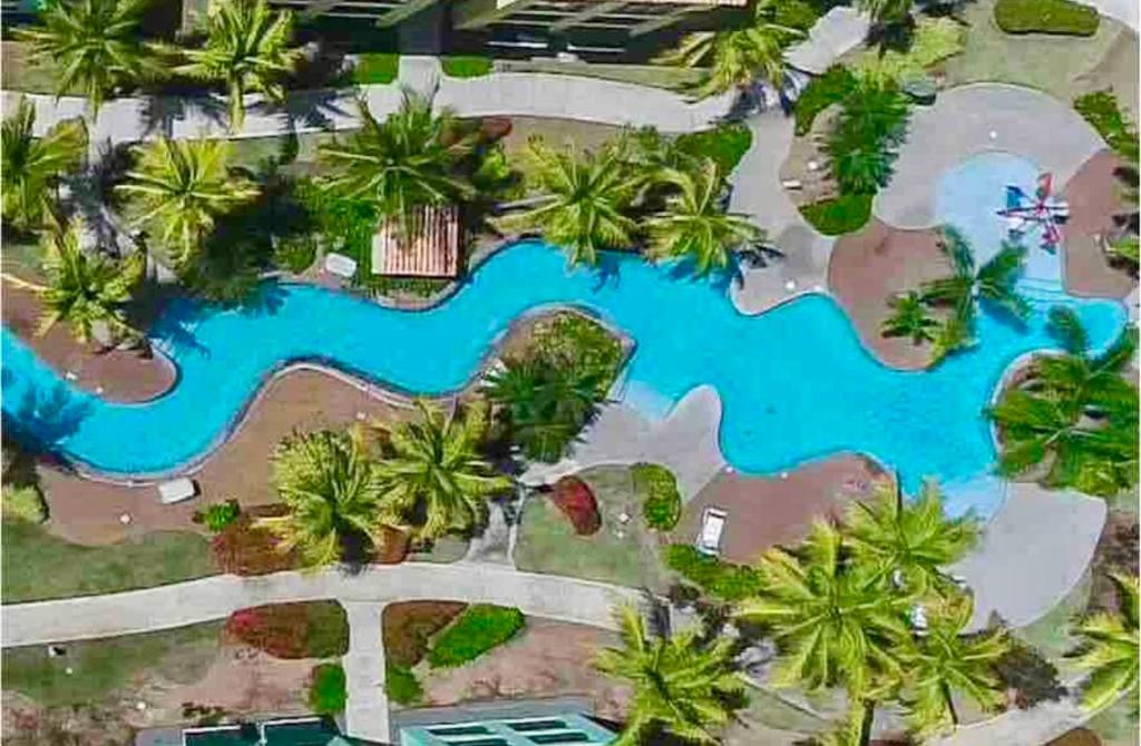een luchtzicht op een zwembad van het resort met palmbomen bij Aquatika Beach Resort & Waterpark in Loiza