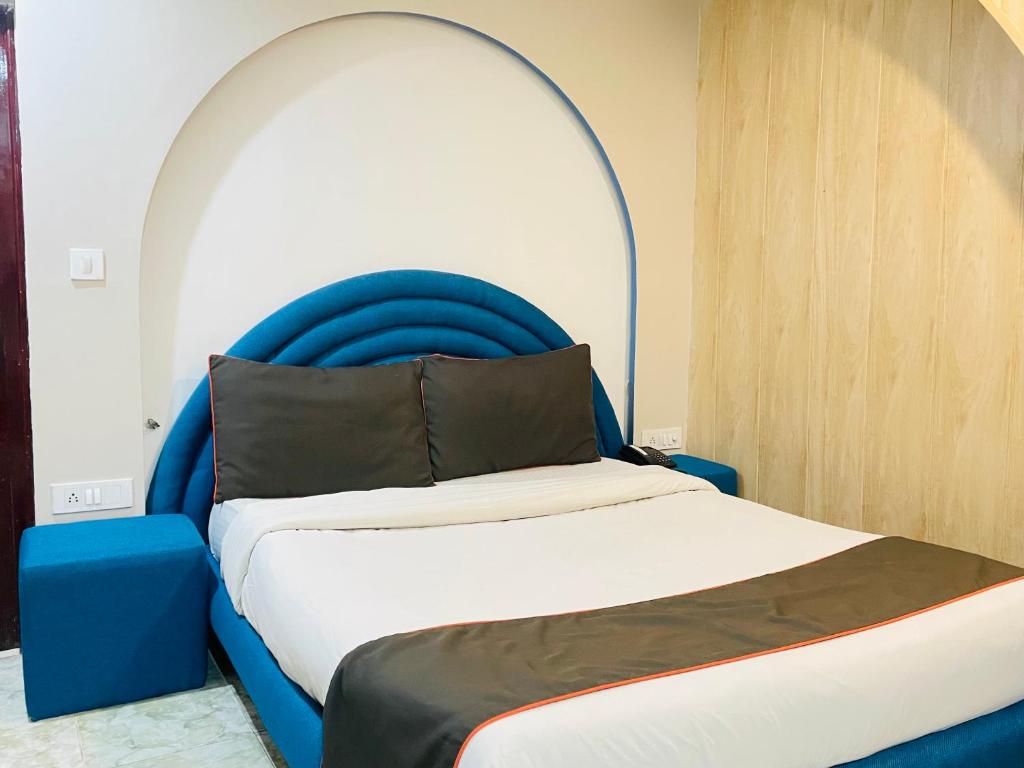 Un pat sau paturi într-o cameră la Royal Suites
