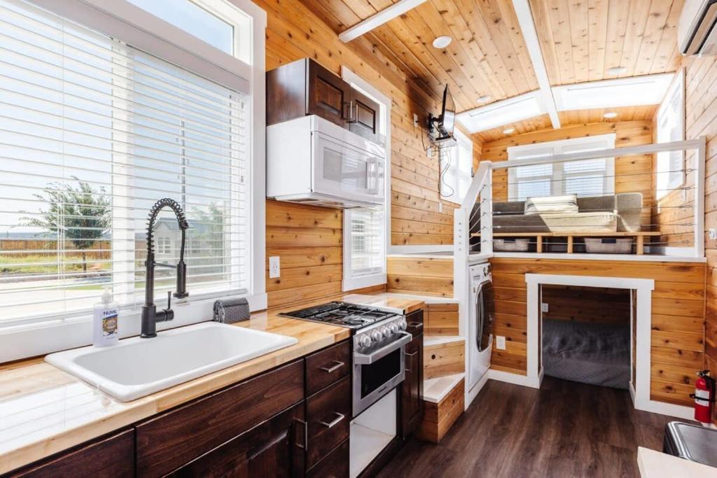 Kuchyň nebo kuchyňský kout v ubytování Harrington Tiny House