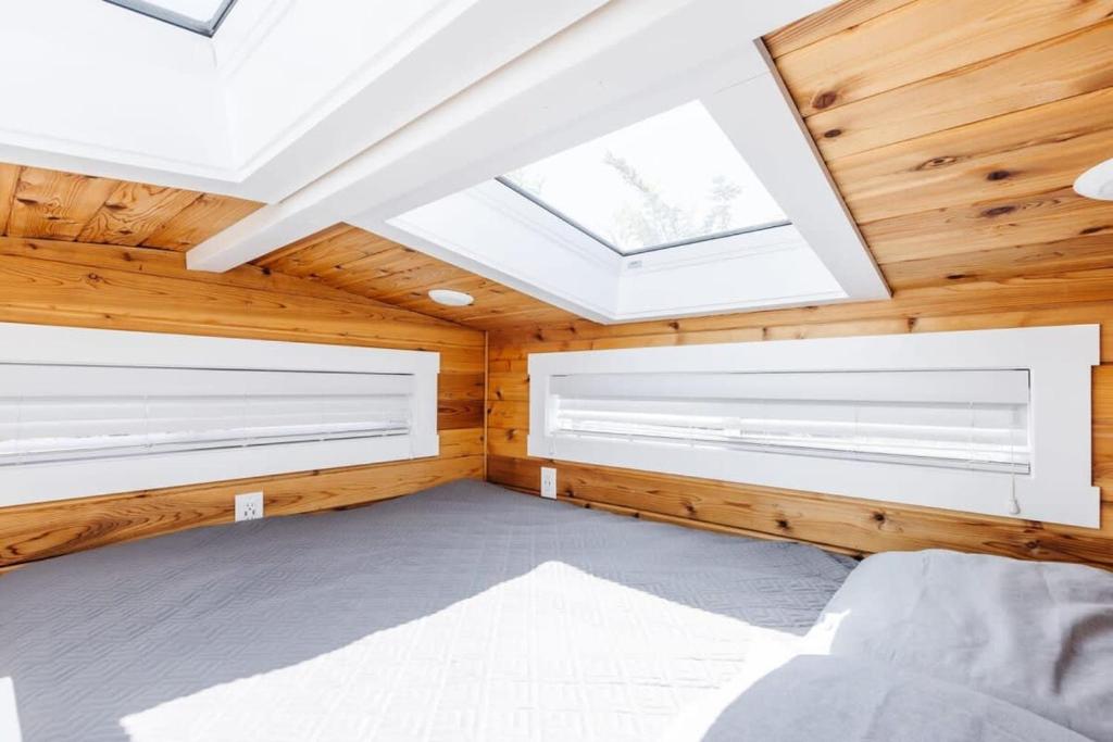 Postel nebo postele na pokoji v ubytování Harrington Tiny House