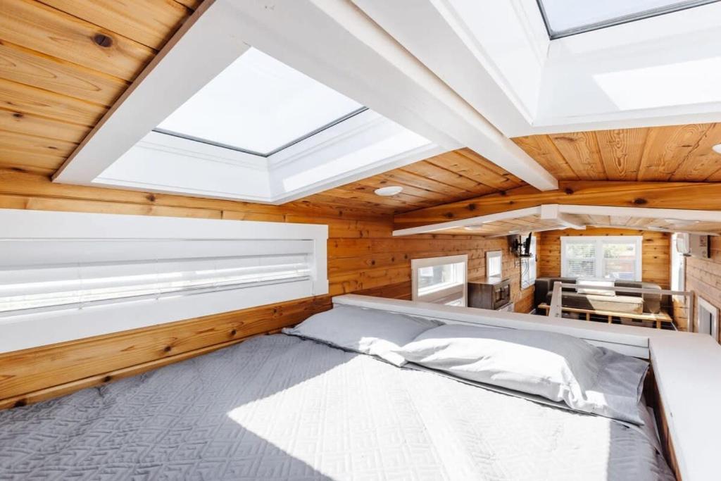 Postel nebo postele na pokoji v ubytování Harrington Tiny House