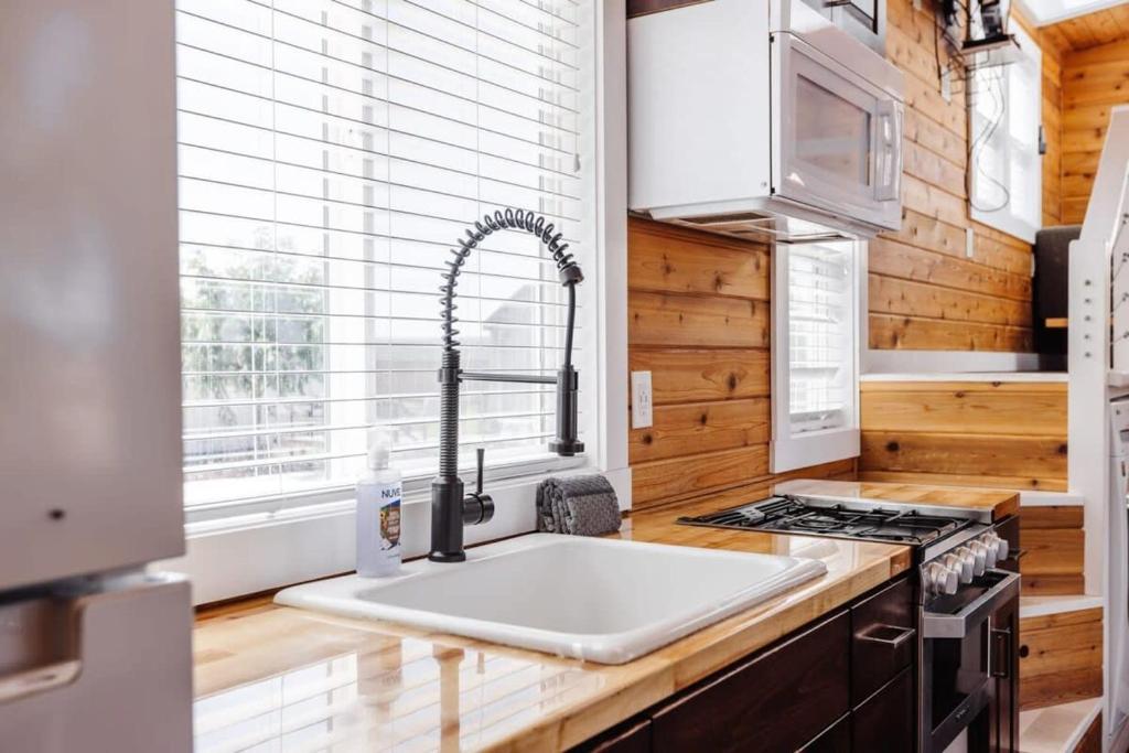 Kuchyň nebo kuchyňský kout v ubytování Harrington Tiny House