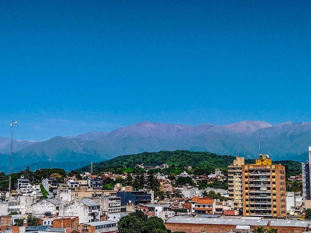 vistas a una ciudad con montañas en el fondo en Avenida Premium: Confort y Vistas Excepcionales en San Salvador de Jujuy