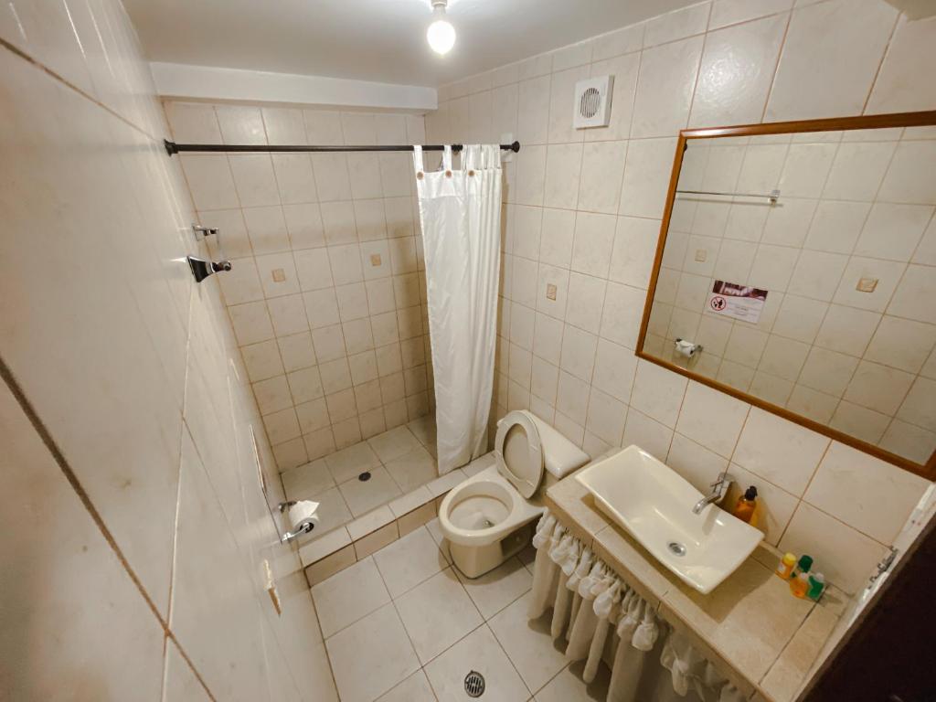 Golden Rest Latacunga - Family Room With Private Bathroom