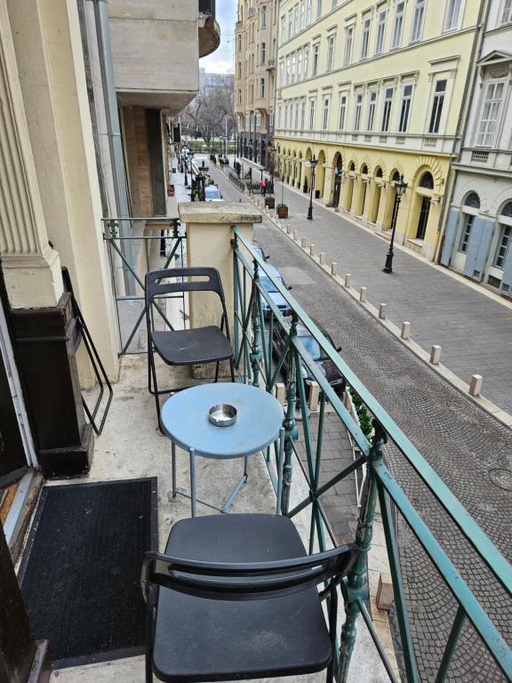 uma mesa azul e duas cadeiras numa varanda em Danube Bridge Apartments em Budapeste