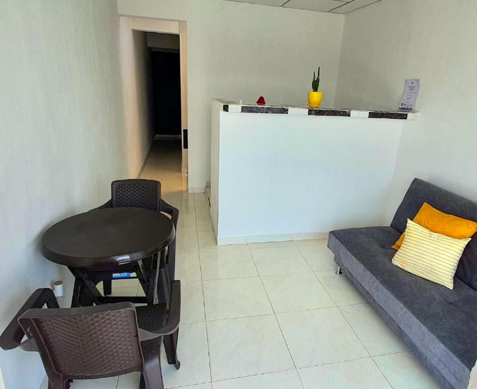 sala de estar con sofá y mesa en Acogedor Apartaestudio cerca al aeropuerto, en Cúcuta