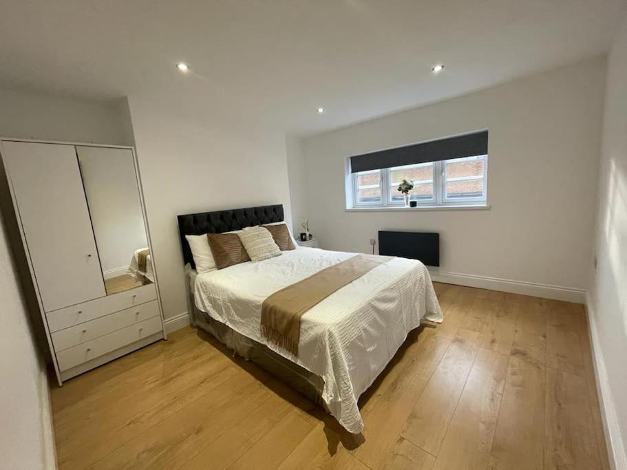 een slaapkamer met een groot bed en een raam bij Manvers house city centre in Nottingham