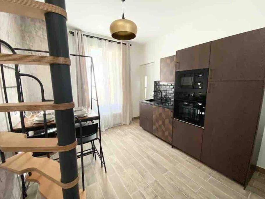 uma sala de estar com uma cozinha e uma sala de jantar em Appartement Esprit Industriel em Gentilly