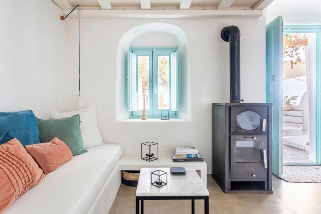 Postel nebo postele na pokoji v ubytování Vima Santorini, Traditional Luxury