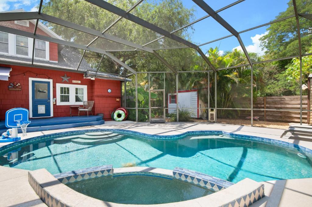 una piscina con pérgola junto a una casa en Ville Villekulla! Private pool home near Historic Palmetto!, en Palmetto