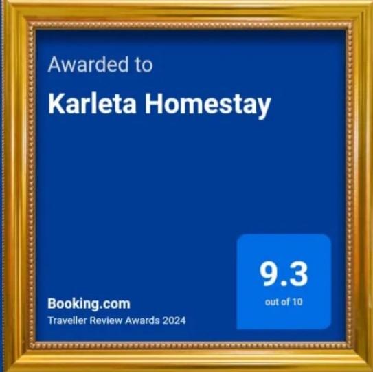 un marco de imagen con un letrero que lee premiado a Katerina Homesay en Karleta Homestay, en Ruteng