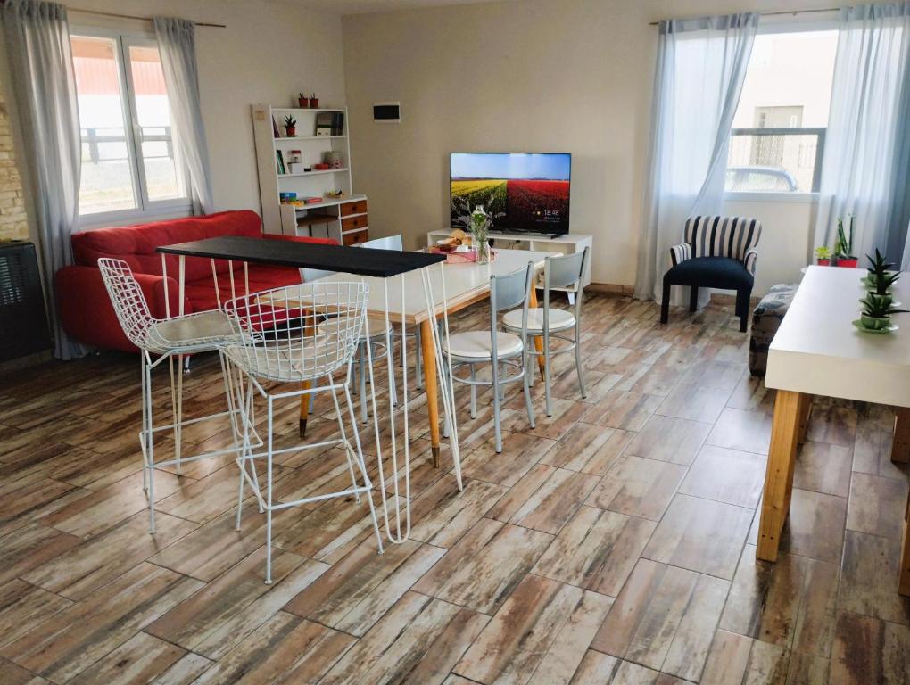 里奧加耶戈斯的住宿－ESTEPA CHIMEN，客厅配有桌椅