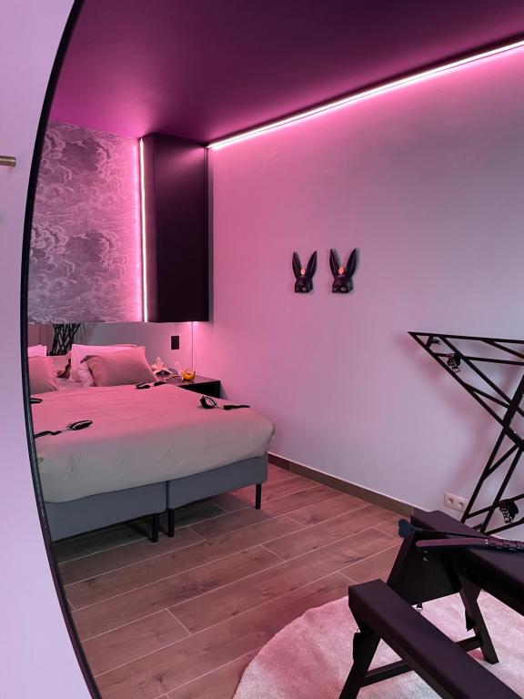 una camera con letto e specchio di Love room - Intimate Escape ad Arlon