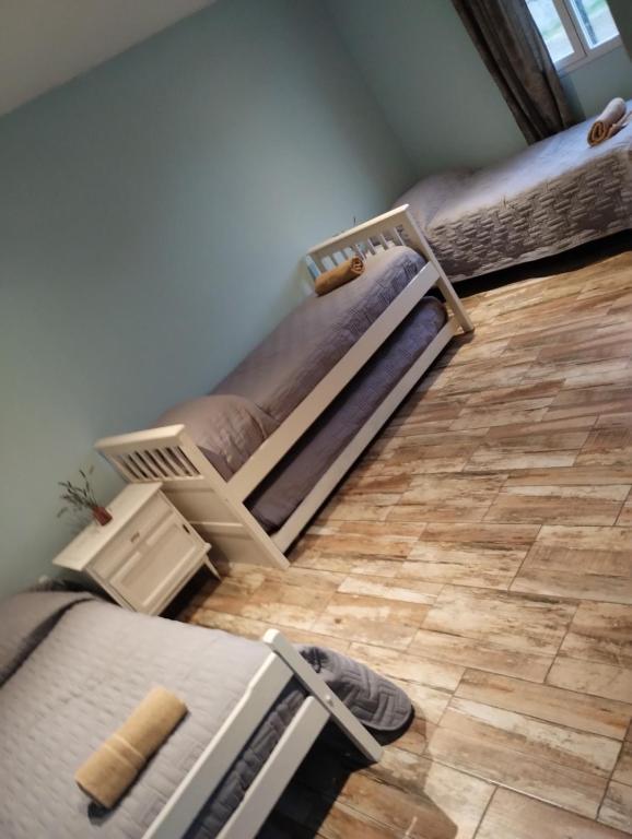 Dos literas en una habitación con suelo de madera. en ESTEPA CHIMEN, en Río Gallegos