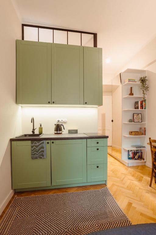 Kuchyňa alebo kuchynka v ubytovaní Apartament na Krakowskim Kazimierzu