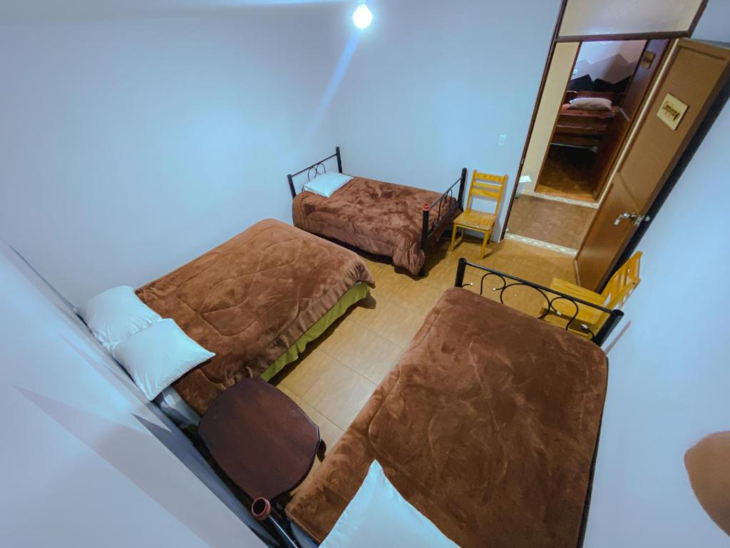 Golden Rest Latacunga - Economy Quadruple Room With Shared Bathroom