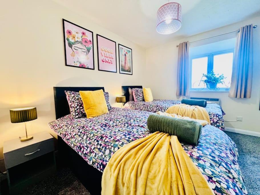 1 dormitorio con 2 camas y ventana en Brand New! The Cosy Cove by Artisan Stays I Free Parking I Weekly or Monthly Stay Offer I Sleeps 5, en Chelmsford
