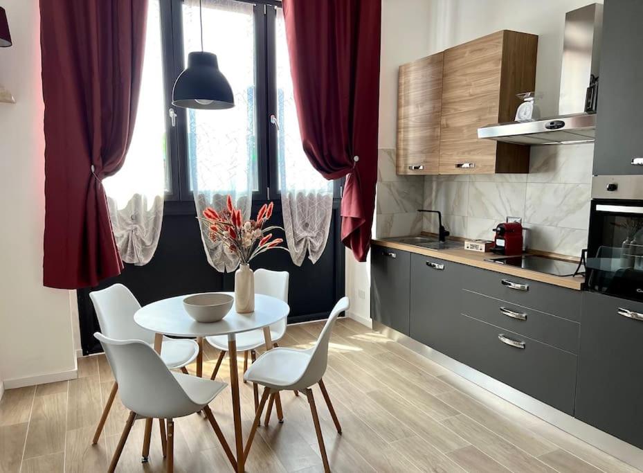een keuken met een tafel en stoelen bij Angelina's home - Milano Bovisa in Milaan