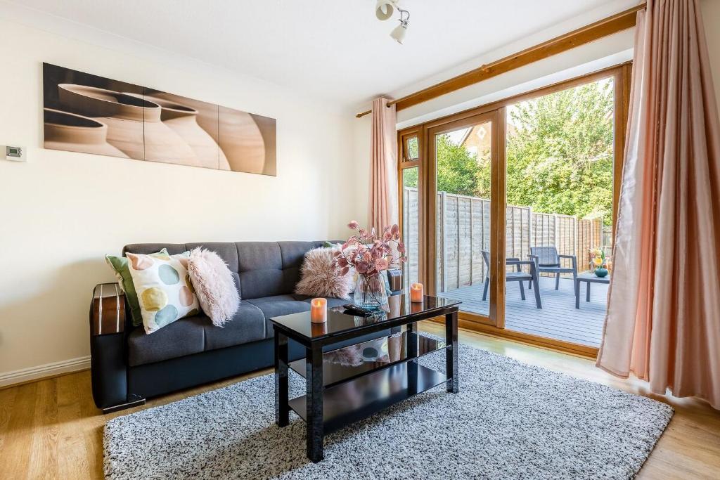 Khu vực ghế ngồi tại Cozy Family-Friendly House (3mins from Erith and Slade Green station)