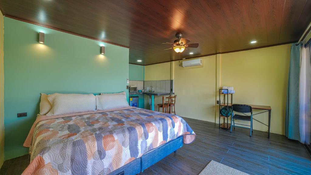 Postel nebo postele na pokoji v ubytování Villas Paradise Arenal Volcano Lake View