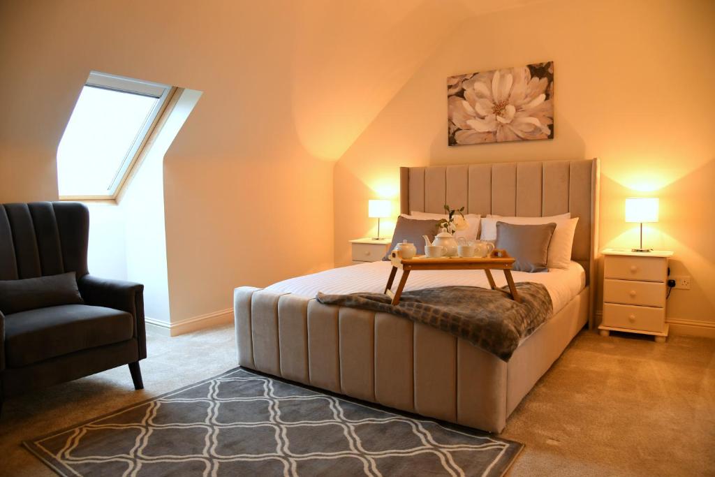 CastlereaにあるLisalway Country Lodgeのベッドルーム1室(ベッド1台、椅子、テーブル付)
