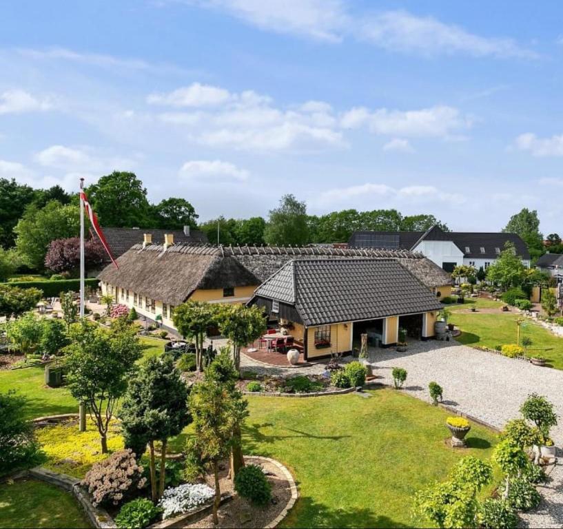 an aerial view of a house with a yard at Charmerende stråtag strå hus (med Vildmarksbad) in Give