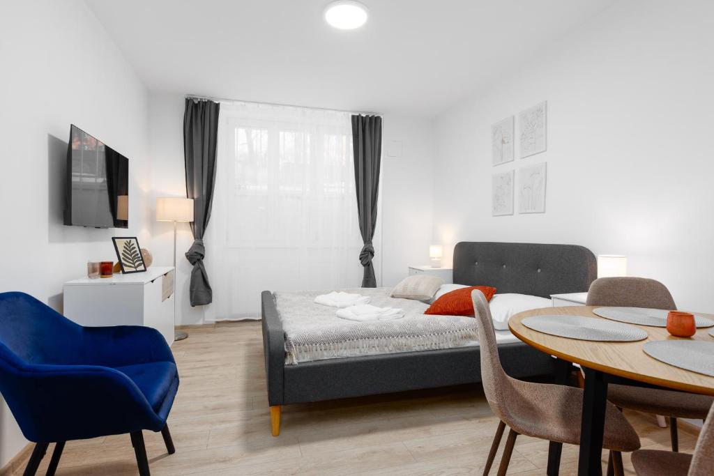 ein Schlafzimmer mit einem Bett und einem Tisch und Stühlen in der Unterkunft 2 bedrooms apartment near the metro in Prag