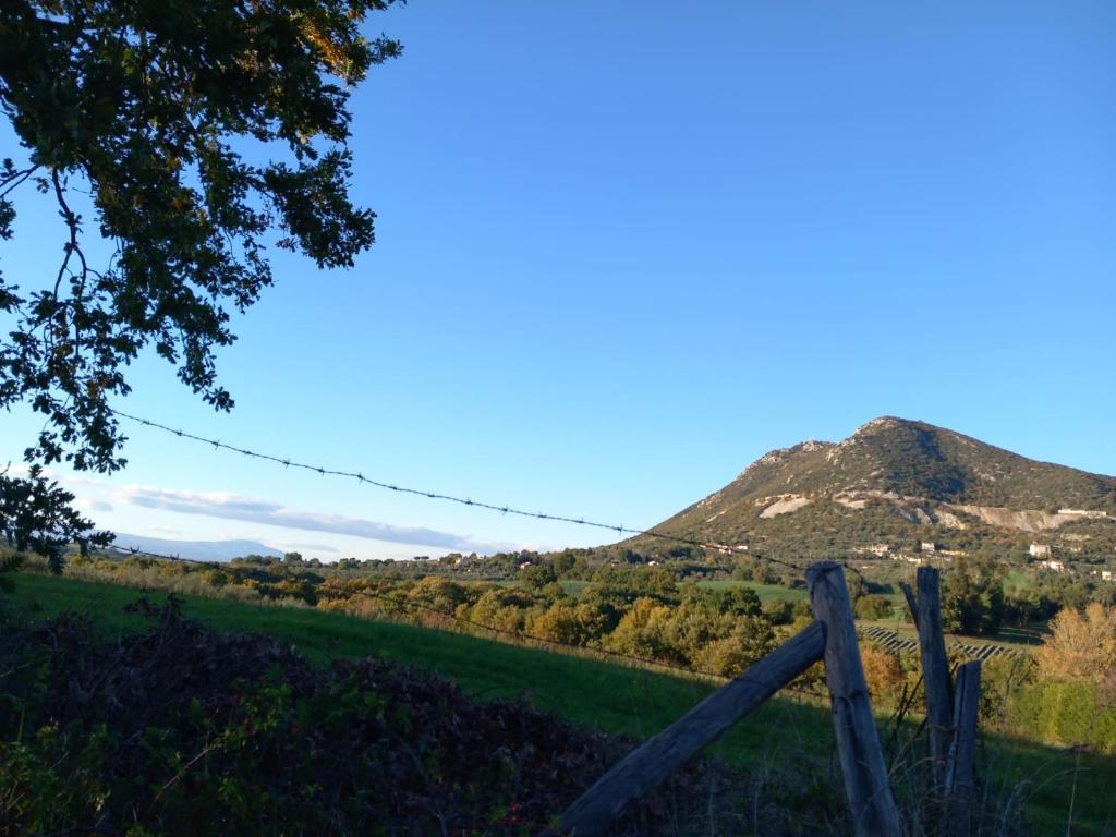 una recinzione con una montagna sullo sfondo di L'Isoletta a Rignano Flaminio