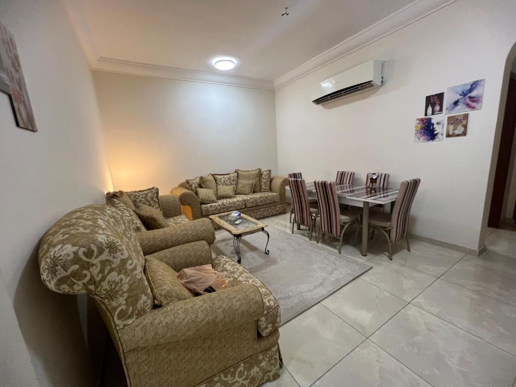 uma sala de estar com dois sofás e uma mesa em MAKKAH AL RUSAIFAH Apartment em Meca