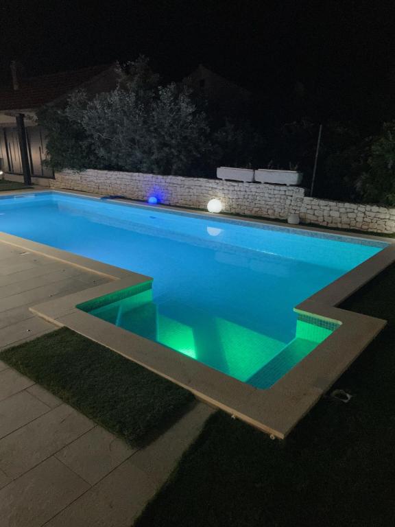 Bazén v ubytovaní Villa Skyline- near beach and city center with heated pool alebo v jeho blízkosti