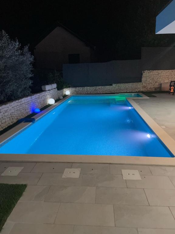 Bazén v ubytovaní Villa Skyline- near beach and city center with heated pool alebo v jeho blízkosti