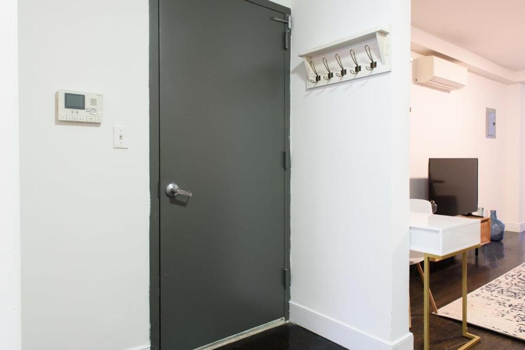رزرو هتل و هاستل، 39-1 بازسازی شده 3BR Prime Midtown West, 09037376597