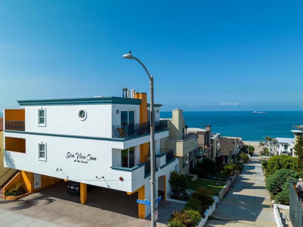 an aerial view of a building with the ocean in the background at The Sea View Inn At The Beach in Manhattan Beach