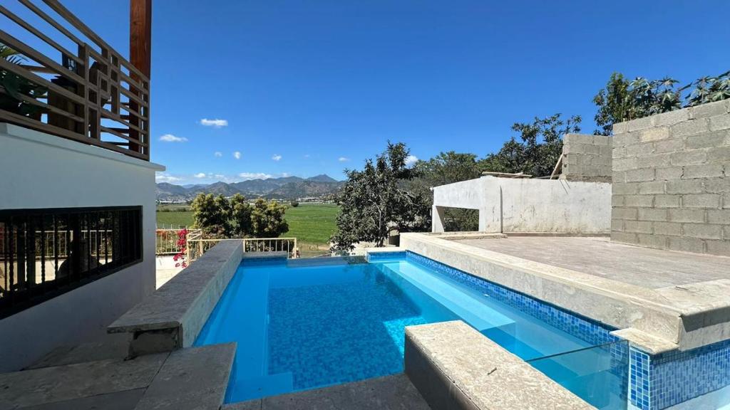 una piscina en el patio trasero de una casa en Villa Blanca Constanza, en Constanza