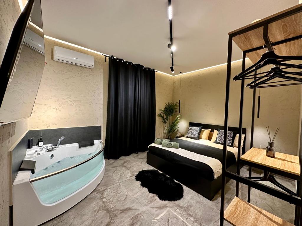 Letto o letti in una camera di Falco Boutique Home with Jacuzzi