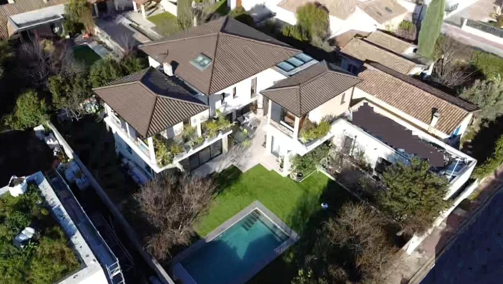 an aerial view of a house with a swimming pool at Grande ville moderne arbre blanc in Montpellier