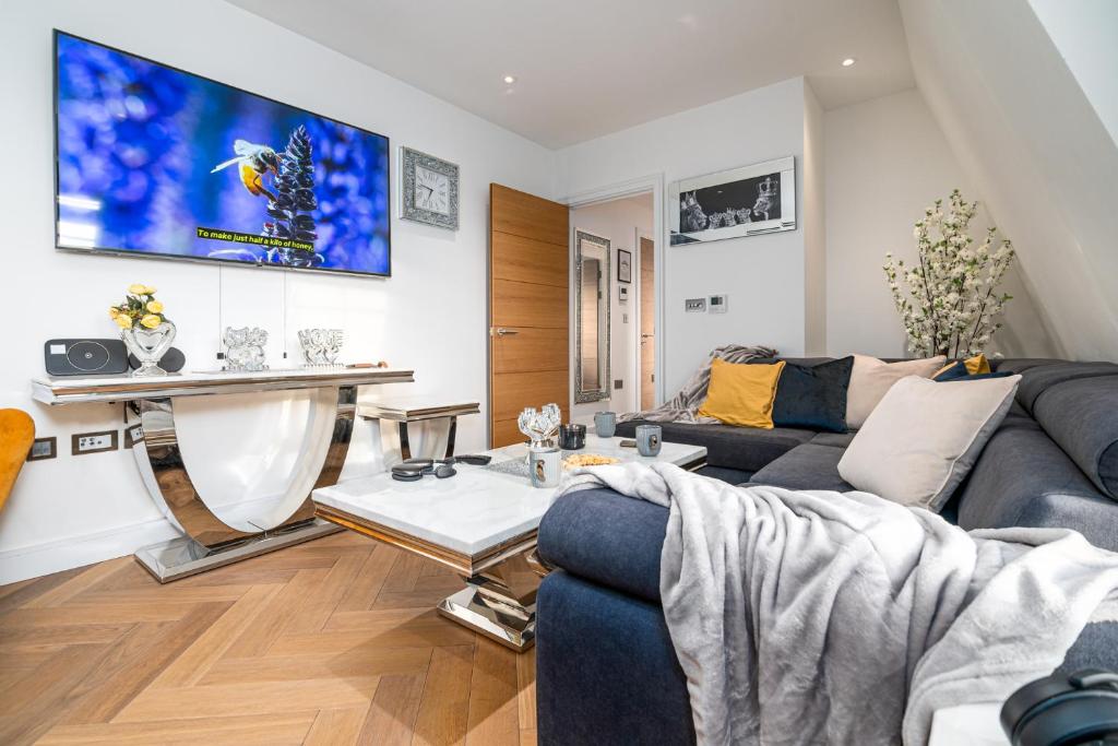 a living room with a couch and a table at Marble Arch Penthouse 1 Bed in London