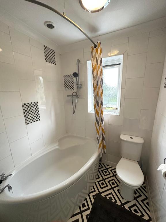 Bathroom sa Cosy 3 Bedroom House In Birmingham! - Contractors, Business & Corporate Guests Welcome