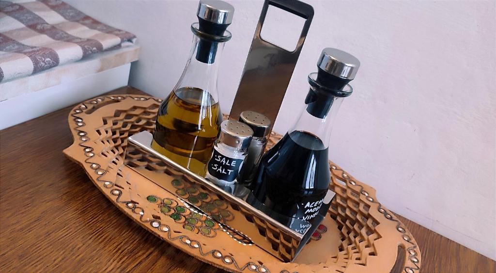 - un plateau avec deux bouteilles d'alcool sur une table dans l'établissement Mirdita - Casa Vacanze, à La Spezia