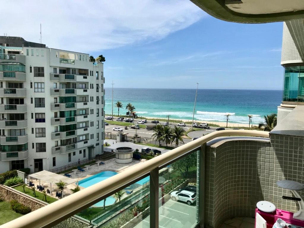 Hotel Mar Surf Hot Piscinas Bike Ideal p Famílias, a balcony with a view of the ocean and a building at Mar Surf Hot Piscinas Bike Ideal p Famílias in Rio de Janeiro