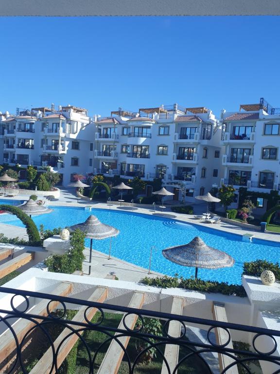 een uitzicht vanaf het balkon van een gebouw met een zwembad bij Sharm Hills in Sharm El Sheikh