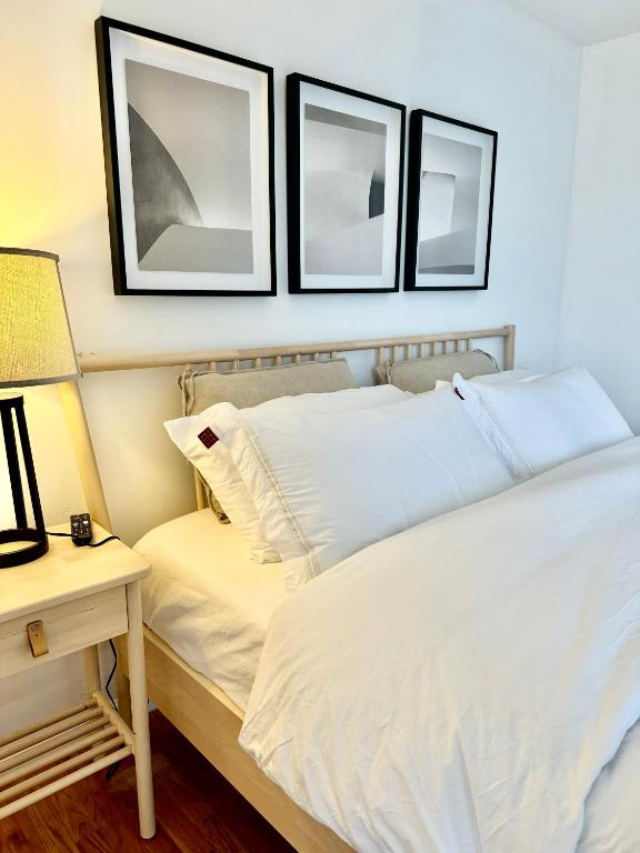 um quarto com 2 camas e uma mesa com um candeeiro em Stylish Evergreen Apartment By Newark Airport em Newark