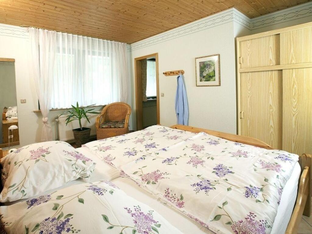 een slaapkamer met een bed met paarse bloemen erop bij Inviting apartment in Partschins Rabland in Enkirch