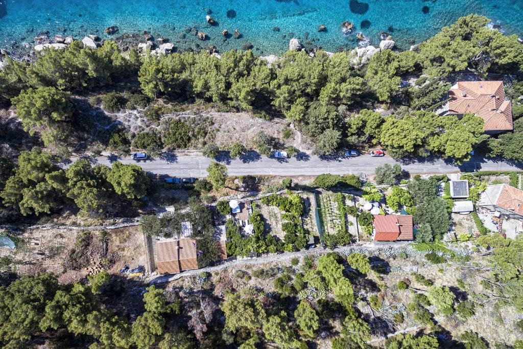 - une vue aérienne sur une maison à côté de l'océan dans l'établissement Holiday house with a parking space Split - 22315, à Split